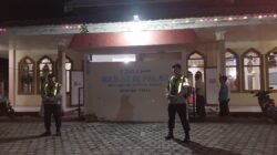 Personil Polsek Kapuas Barat Laksanakan Pengamanan Sholat Tarawih Mesjid Al Falah Kelurahan Mandomai