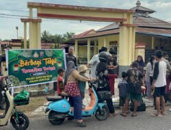 POLSEK SERUYAN HILIR BAGIKAN TAKJIL KEPADA MASYARAKAT DI BULAN RAMADHAN