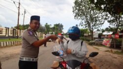 *Satlantas Polres Bartim Berbagi di Bulan Ramadhan, 100 Takjil Dibagikan kepada Pengguna Jalan*