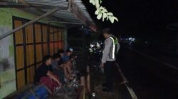 ANGGOTA POLSEK PULAU PETAK LAKSANAKAN PATROLI MALAM, GUNA MEWUJUDKAN KAMTIBMAS KONDUSIF DI WILAYAH KECAMATAN PULAU PETAK