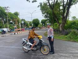 SAT LANTAS POLRES SERUYAN TEGUR SIMPATIK PENGENDARA DI JALAN A. YANI