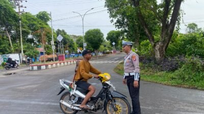 SAT LANTAS POLRES SERUYAN TEGUR SIMPATIK PENGENDARA DI JALAN A. YANI