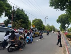 HUT KE-74 KORPS SAMAPTA BHAYANGKARA, SAT SAMAPTA POLRES SERUYAN BAGIKAN TAKJIL KEPADA WARGA