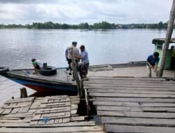 PASTIKAN KAMTIBMAS KONDUSIF, PERSONEL POLSEK PULAU PETAK LAKSANAKAN PATROLI DIALOGIS DERMAGA PELABUHAN PENYEBERANGAN DESA SEI TATAS HILIR