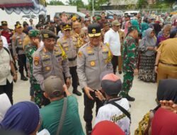 GUBERNUR, PANGDAM, DAN KAPOLDA BAGIKAN RIBUAN PAKET SEMBAKO DI HANAU SERUYAN