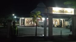 Hadirkan Rasa Aman Saat Ramadan, Polsek Kapuas Barat Amankan Salat Tarawih di Masjid Al Falah