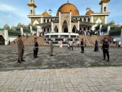 Personel Polres Sukamara Siaga di Masjid Agung Saat Idul Fitri