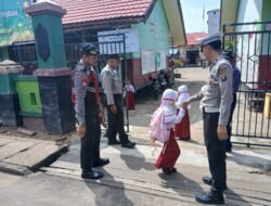 POLRES SERUYAN HADIR UNTUK SI KECIL, POLISI SIAGA BANTU SEBERANGKAN SISWA SDN 2 KUALA PEMBUANG