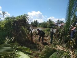 Bersama Warga Desa Binaan Personel Kodim 1009/Tla Gotong Royong Bersihkan Bantaran Sungai