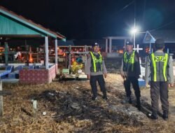 PERSONEL POLSEK KAPUAS TENGAH PASTIKAN ZIARAH MALAM PASKAH DI PEKUBURAN KRISTEN BERLANGSUNG AMAN DAN TERTIB