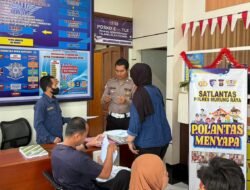 Polantas Menyapa, Patugas Samsat Murung Raya Layani Pemohon Perpanjangan Pajak Kendaraan Bermotor