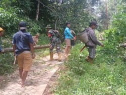 Babinsa dan Warga Kompak, Pembersihan Jalan Dukung Pembangunan Listrik Desa