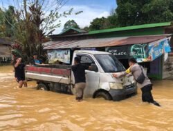 Polsek Tanah Siang Bantu Evakuasi Kendaraan Warga Di Lokasi Banjir Desa Dirung Lingkin dan Desa Olung Hanangan