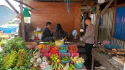Piket polsek lakuakan rutin Patroli ke pasar harian Pujon desa Pujon.