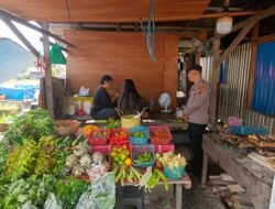 Piket polsek lakuakan rutin Patroli ke pasar harian Pujon desa Pujon.