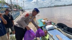 Personel Satpolairud Polres Kapuas Membantu Bongkar Muat Barang Penumpang dari Dermaga ke Kapal