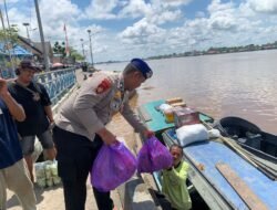 Personel Satpolairud Polres Kapuas Membantu Bongkar Muat Barang Penumpang dari Dermaga ke Kapal