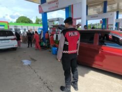 Satsamapta Polres Murung Raya Patroli Di SPBU Pantau Antrian Kendaraan