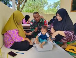Dukung Peningkatan Kesehatan Masyarakat, Babinsa Temajuk Dampingi Nakes Laksanakan Posyandu di Wilayah Perbatasan