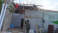 Babinsa Koramil 03/Tebas Bantu Warga Bongkar Rumah Untuk Direhabilitasi