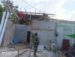 Babinsa Koramil 03/Tebas Bantu Warga Bongkar Rumah Untuk Direhabilitasi