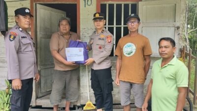 SEBAGAI BENTUK PEDULI KEPADA WARGANYA, POLSEK KAPUAS TENGAH LAKSANAKAN BAKSOS KEPADA WARGA YANG MEMBUTUHKAN
