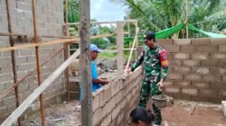 Hadir Ditengah Masyarakat, Babinsa Tempapan Hulu Koramil 07/Teluk Keramat Bantu Bangun Rumah