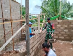 Hadir Ditengah Masyarakat, Babinsa Tempapan Hulu Koramil 07/Teluk Keramat Bantu Bangun Rumah