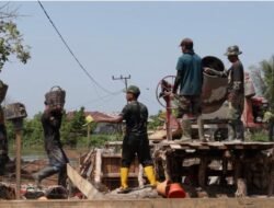 Tidak Ada Waktu Libur, Personel Kodim 1009/Tla Bersama Masyarakat Terus Kebut Pengerjaan Pondasi Jembatan Garuda