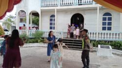 Penuh Khidmat, Personel Polsek Kapuas Barat Amankan Ibadah Paskah di Gereja GKE Immanuel