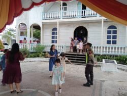 Penuh Khidmat, Personel Polsek Kapuas Barat Amankan Ibadah Paskah di Gereja GKE Immanuel
