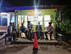 DINI HARI BUTA, POLISI HADIR BERI APRESIASI UNTUK PENJAGA MALAM KAMPUNG KUMAI