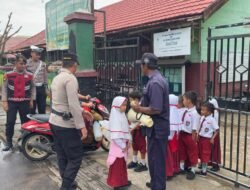 POLISI SIAGA DI SDN 2 KUALA PEMBUANG, ANTAR ANAK-ANAK PULANG DENGAN SELAMAT