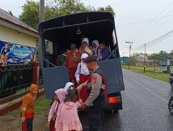 SETIAP PAGI, POLISI JEMPUT ANAK-ANAK: BUKAN RAZIA, TAPI MENGANTAR KE SEKOLAH!