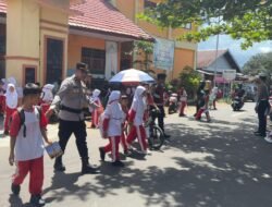 POLRES SERUYAN LAKSANAKAN PENGATURAN LALU LINTAS JAM PULANG SEKOLAH DI SDN 1 KUALA PEMBUANG