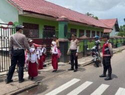 POLRES SERUYAN LAKSANAKAN PENGATURAN LALU LINTAS JAM PULANG SEKOLAH DI SDN 2 KUALA PEMBUANG I