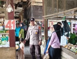 PATROLI KRYD DAN DIALOGIS POLSEK HANAU SAMBANG PASAR, DERMAGA, DAN MEGAMART DI PEMBANGU HULU I