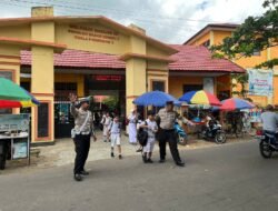 Satlantas Polres Seruyan Laksanakan Pengaturan Lalu Lintas Saat Jam Pulang Sekolah