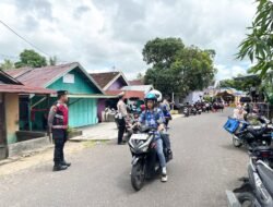 Personel Polres Seruyan Laksanakan Pengaturan Lalu Lintas di Acara Pernikahan