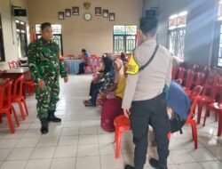 PENDISTRIBUSIAN KHBS DAN BUKU TABUNGAN DESA ASAM BARU BERJALAN LANCAR, BHABINKAMTIBMAS HADIR DAMPINGI