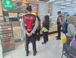 **“Aktivitas Belanja Meningkat, Tim Patroli Presisi Polres Bartim Lakukan Observasi dan Imbauan Humanis di Indomaret”**