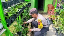 Bhabinkamtibmas Melakukan Pengecekan Lokasi Pemanfaatan Lahan Pekarangan Warga Desa Binaannya