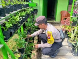 Bhabinkamtibmas Melakukan Pengecekan Lokasi Pemanfaatan Lahan Pekarangan Warga Desa Binaannya