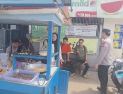 Bhabinkamtibmas  Sambangi Warga Malam Hari, Ajak Jaga Kamtibmas Bersama