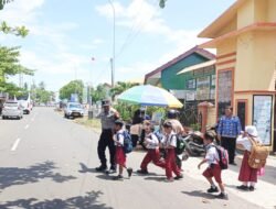 POLRES SERUYAN SIAGA DI JAM PULANG SEKOLAH, BANTU SEBERANGKAN SISWA SDN 1 KUALA PEMBUANG
