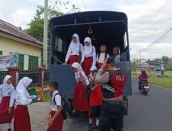 PATROLI MENGANTAR SEKOLAH (POLTAR SEKOLAH) DIGELAR POLRES SERUYAN, ANTAR JEMPUT SISWA DI KUALA PEMBUANG