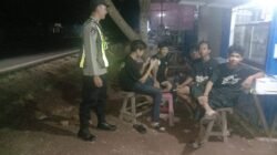 ANGGOTA POLSEK PULAU PETAK LAKSANAKAN PATROLI MALAM, GUNA MEWUJUDKAN KAMTIBMAS KONDUSIF DI WILAYAH KECAMATAN PULAU PETAK