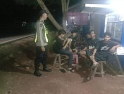 ANGGOTA POLSEK PULAU PETAK LAKSANAKAN PATROLI MALAM, GUNA MEWUJUDKAN KAMTIBMAS KONDUSIF DI WILAYAH KECAMATAN PULAU PETAK