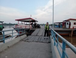 Pastikan Keselamatan Transportasi Air, Polsek Kapuas Barat Pantau Dermaga Feri Saka Mangkahai – Sei Pitung