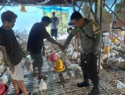 Dekatkan Diri dengan Masyarakat, Bhabinkamtibmas Polsek Kapuas Barat Sambangi Warga Desa Anjir Kalampan